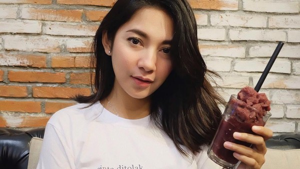 Pose Menawan Dinda Kirana Saat Makan Soba hingga Smoothies