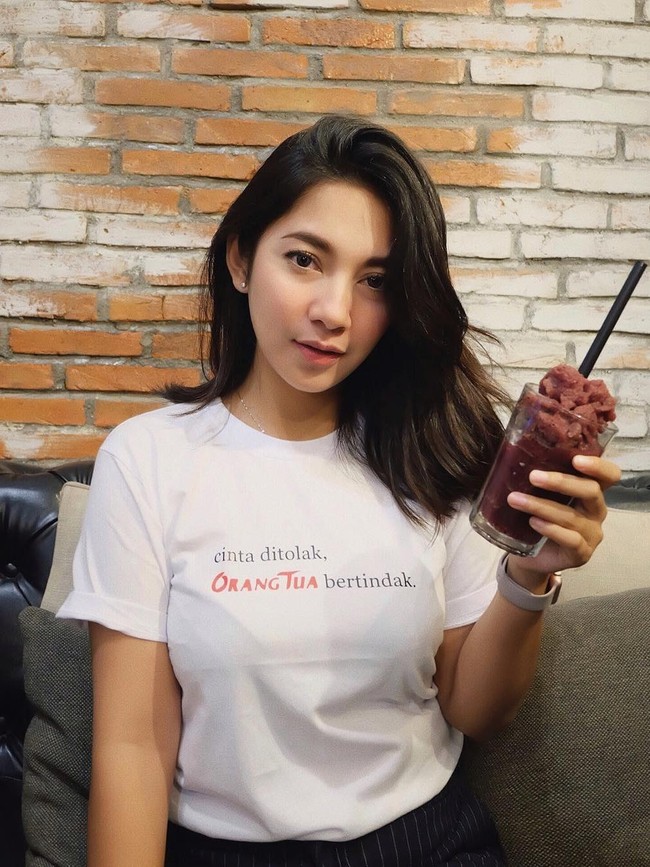 Pose Menawan Dinda Kirana Saat Makan Soba hingga Smoothies