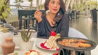 Dinda sempat terlihat makan di sebuah kafe yang memiliki pemandangan cantik. Di sana ia menikmati waffle, daging panggang, hingga es cokelat. Foto: Instagram/@dindakirana.s