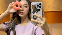 Posenya menikmati donat topping stroberi itu juga pernah dinikmati oleh Dinda. Ia berpose lucu sambil menutupi sebelah matanya. Foto: Instagram/@dindakirana.s