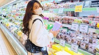 Tak hanya kulineran, tapi aktris kelahiran 1995 itu juga sempat membagikan momen belanja. Dinda berpose di rak pendingin supermarket yang menawarkan ragam buah. Foto: Instagram/@dindakirana.s