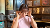 Momen nongkrong di kafe juga pernah dibagikan oleh Dinda. Begini pose manisnya ketika menikmati segelas matcha di kafe  dengan koleksi vinyl itu. Foto: Instagram/@dindakirana.s