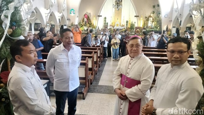 Forkopimda Kota Malang tinjau pengamanan Gereja Ijen dan pemberian sembako kepada petugas di Pos Pelayanan.