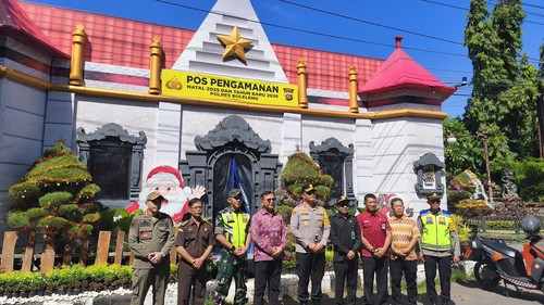 Foto bersama Forkopimda Buleleng di Pos Pengamanan Nataru Taman Kota Singaraja, Kamis (25/12/2025). (Wijaya Kusuma/detikBali)