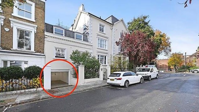 Garasi yang Cuma Muat 1 Mobil Ini Dijual Rp 6,7 M, Belum Termasuk Rumah