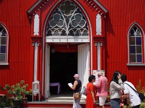 Libur Natal, Ratusan Turis Asing Kunjungi Gereja Merah Probolinggo