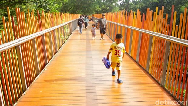 Libur Hari Raya Natal 2025 dimanfaatkan warga Jakarta dan sekitarnya untuk berekreasi bersama keluarga. Tebet Eco Park, Jakarta, menjadi salah satu destinasi favorit yang dipadati pengunjung sejak pagi hari. Taman kota ini ramai oleh keluarga yang membawa anak-anak untuk menikmati ruang terbuka hijau di tengah suasana libur akhir tahun.