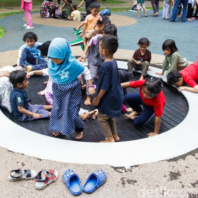 Gratis dan Ramah Keluarga, Tebet Eco Park Ramai Saat Natal