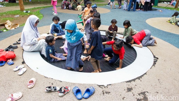 Libur Hari Raya Natal 2025 dimanfaatkan warga Jakarta dan sekitarnya untuk berekreasi bersama keluarga. Tebet Eco Park, Jakarta, menjadi salah satu destinasi favorit yang dipadati pengunjung sejak pagi hari. Taman kota ini ramai oleh keluarga yang membawa anak-anak untuk menikmati ruang terbuka hijau di tengah suasana libur akhir tahun.