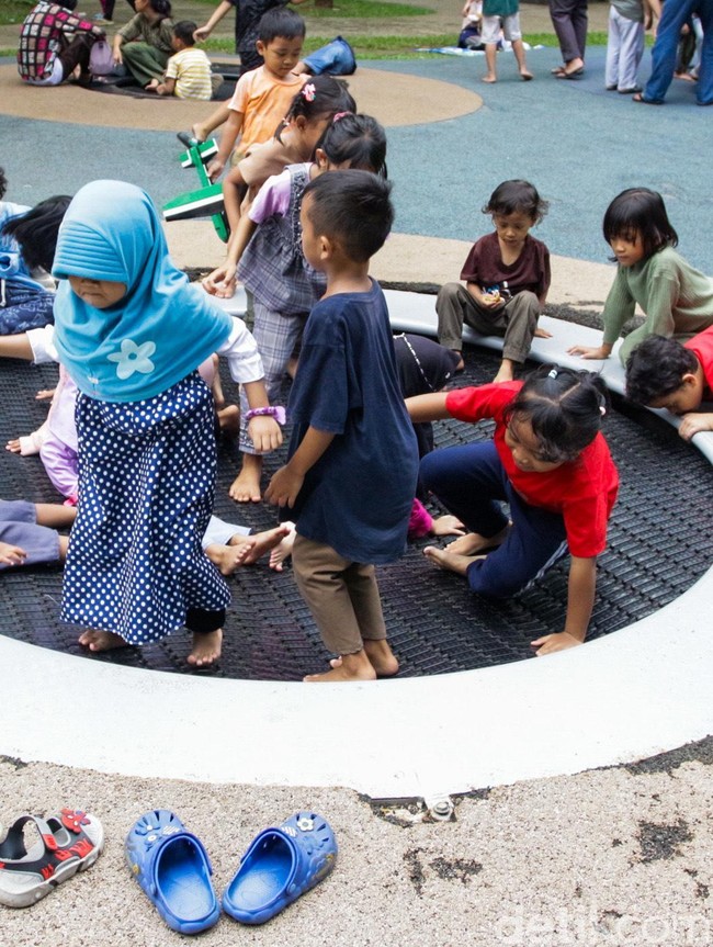 Gratis dan Ramah Keluarga, Tebet Eco Park Ramai Saat Natal