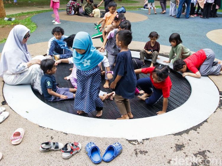 Gratis dan Ramah Keluarga, Tebet Eco Park Ramai Saat Natal