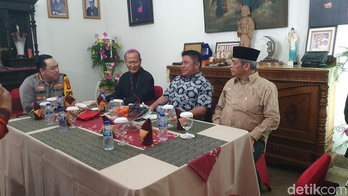 Silaturahmi ke Kediaman Uskup, Herman Deru Harap Sumsel Damai-Zero Konflik
