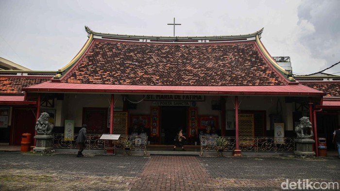 Sejumlah umat Katolik beraktivitas di kawasan Gereja Katolik Paroki Santa Maria de Fatima Toasebio, Glodok, Jakarta Barat, Rabu (10/12/2025).
