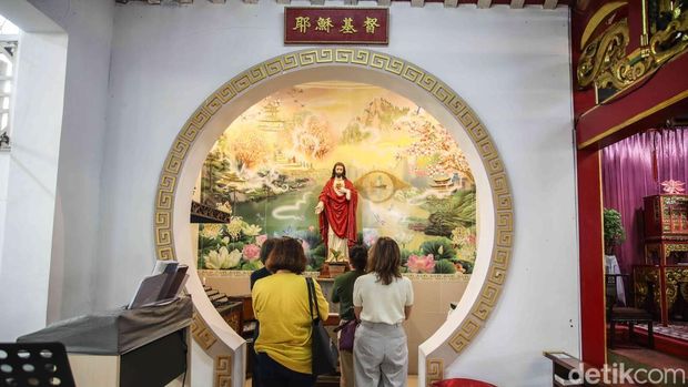 Harmoni Natal di Tengah Pecinan Glodok Sejumlah umat Katolik beraktivitas di kawasan Gereja Katolik Paroki Santa Maria de Fatima Toasebio, Glodok, Jakarta Barat, Rabu (10/12/2025).