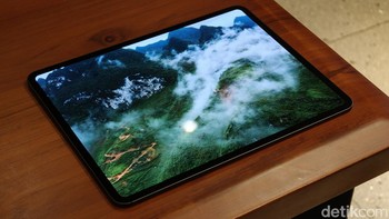 Layarnya menggunakan panel Ultra Retina XDR berbasis OLED tandem yang mampu menghasilkan kecerahan hingga 1.600 nit, kontras tinggi, serta akurasi warna yang sangat presisi. Untuk pengguna profesional, Apple juga menyediakan opsi kaca nano-texture yang membantu mengurangi pantulan cahaya tanpa menurunkan kualitas tampilan. Foto: Adi Fida Rahman/detikINET