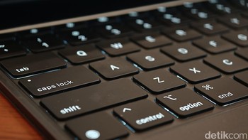 Magic Keyboard memiliki backlit untuk bantu pengetikan di kondisi cahaya minim. Foto: Adi Fida Rahman/detikINET