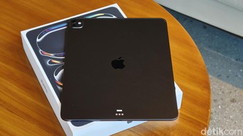 Varian yang di-unboxing berwarna space black dengan ukuran layar 13 inch. Foto: Adi Fida Rahman/detikINET