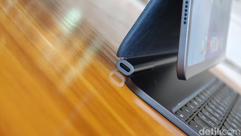 Terdapat port USB-C untuk pengisian daya. Foto: Adi Fida Rahman/detikINET