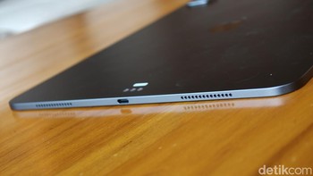 iPad Pro M5 mencetak rekor sebagai iPad paling tipis yang pernah dibuat Apple. Model 13 inch punya ketebalan 5,1 mm. Foto: Adi Fida Rahman/detikINET
