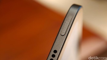 Ada tombol power di sisi kiri. Tidak ada sensor sidik jari, sebab tablet ini sudah mendukung Face ID. Foto: Adi Fida Rahman/detikINET