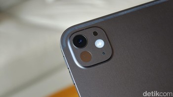 iPad Pro dengan chip M5 yang dirilis Apple pada Oktober 2025 tetap mempertahankan setup kamera identik dengan generasi sebelumnya, yakni kamera belakang 12 MP Wide lengkap dengan LiDAR Scanner untuk pengalaman augmented reality yang lebih baik, serta kamera depan 12 MP Ultra Wide yang ditempatkan di sisi landscape untuk mendukung fitur Center Stage pada video call. Meski tidak ada upgrade hardware signifikan di sektor kamera, chip M5 yang lebih powerful membuat pengolahan gambar dan rekaman video hingga 4K ProRes menjadi lebih cepat dan efisien, sehingga tetap ideal bagi content creator yang mengandalkan tablet ini untuk fotografi serta videografi profesional sehari-hari. Foto: Adi Fida Rahman/detikINET