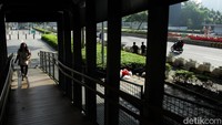 Kondisi jalan yang relatif sepi ini dimanfaatkan oleh sebagian warga untuk beraktivitas olahraga, seperti berlari dan bersepeda, di sekitar kawasan tersebut.