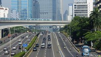 Arus kendaraan yang keluar dari ibu kota didominasi kendaraan roda dua dan roda empat, seiring meningkatnya mobilitas masyarakat menjelang libur akhir tahun.
