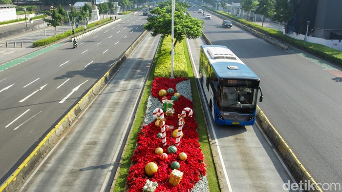 Suasana sejumlah ruas jalan utama di Jakarta terpantau lengang pada Kamis (25/12/2025), bertepatan dengan hari libur Natal 2025. Minimnya kendaraan membuat arus lalu lintas di kawasan pusat ibu kota mengalir lancar tanpa hambatan berarti, berbeda dari kondisi hari kerja yang biasanya padat.