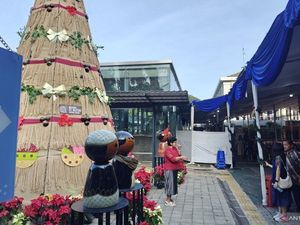 Pohon Natal Unik dari Karung dan Batok Kelapa Hiasi Gereja Katedral Jakarta
