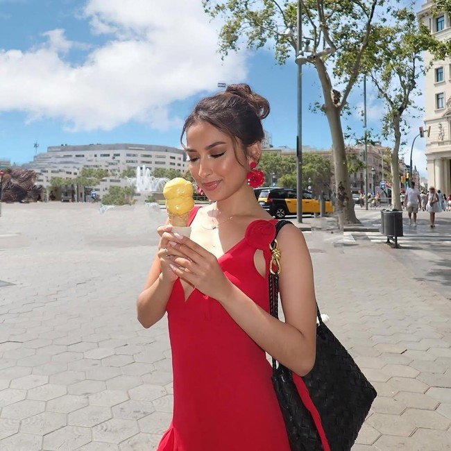 Potret Jennifer Coppen Cicip Es Krim Barcelona dan Churros Belanda