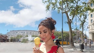 Potret Jennifer Coppen Cicip Es Krim Barcelona dan Churros Belanda