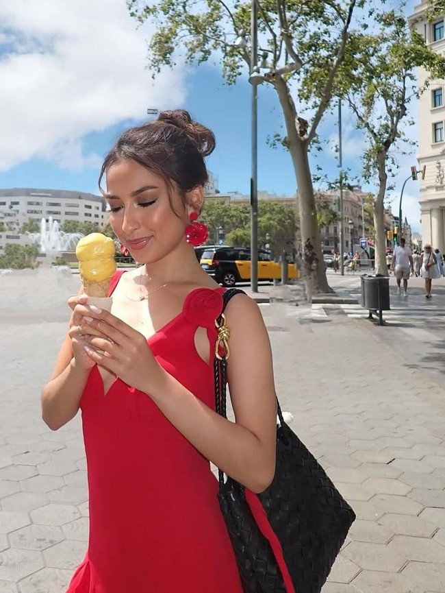 Potret Jennifer Coppen Cicip Es Krim Barcelona dan Churros Belanda