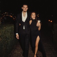 Jennifer Coppen menggunakan dress hitam panjang dengan belahan tinggi sepaha, dipadukan dengan sepatu hitam senada saat dilamar. Justin pun tampil serasi mengenakan jas hitam dengan kemeja putih sebagai dalaman. Foto: Instagram @justinhubner5/ @jennifercoppenreal20