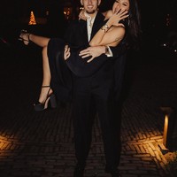 Inilah momen Jennifer Coppen memamerkan cincin lamarannya yang sudah berada di jari manisnya. Momen lamaran yang berlangsung saat dinner romantis di Belanda ini juga dihadiri oleh orang tua dan keluarga terdekat Justin Hubner. Foto: Instagram @justinhubner5/ @jennifercoppenreal20