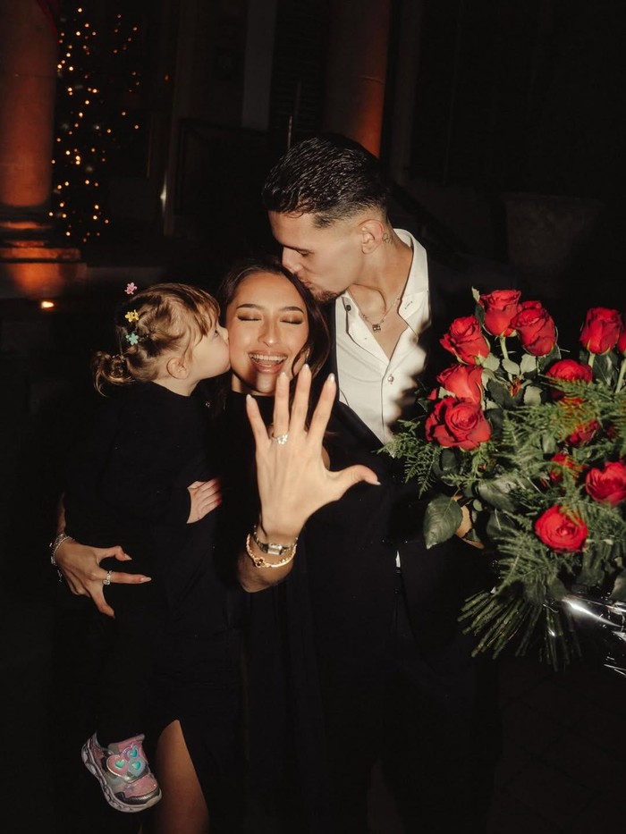 10 Selebritas Ini Sudah Dilamar, Kabar Pernikahannya Ditunggu pada 2026