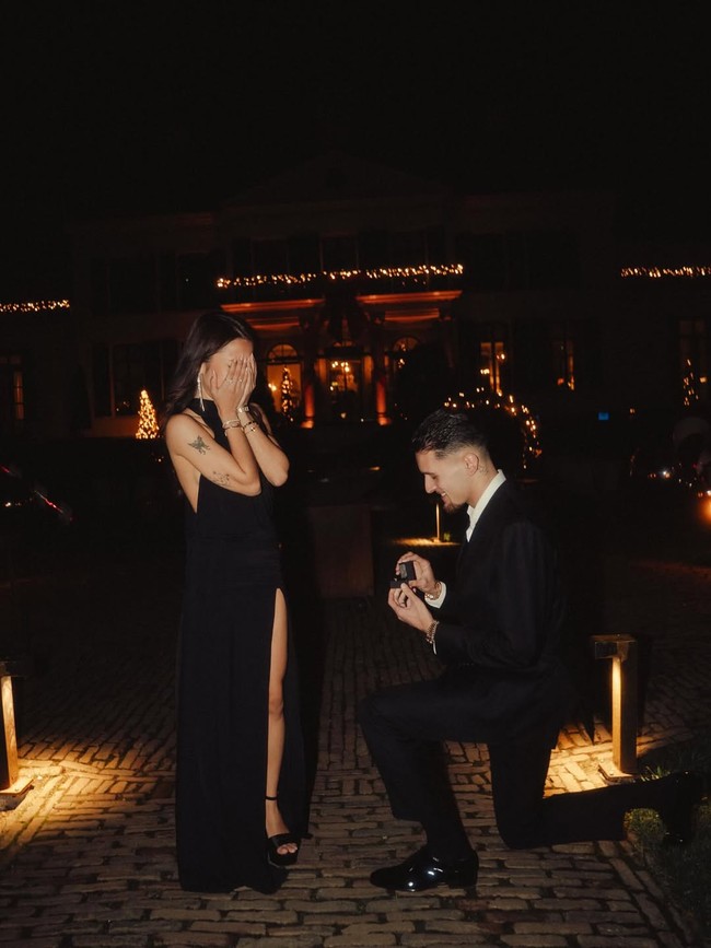 Lamaran Justin Hubner pada Jennifer Coppen terungkap setelah bek Timnas Indonesia itu mengunggah momen romantisnya ke Instagram. “Future Mr & Mrs Hubner,” tulisnya.Foto: Instagram @justinhubner5/ @jennifercoppenreal20