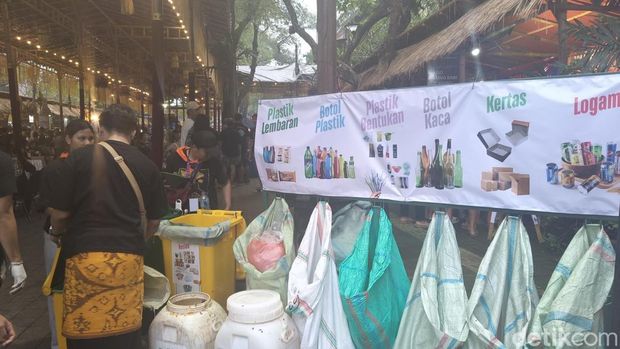 Kantong Sampah Kantong-kantong pemilahan sampah yang disediakan selama Denpasar Festival pada Sabtu (20/12/2025).