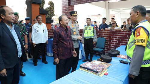 Kapolda Bali Irjen Daniel Adityajaya bersama Gubernur Bal Wayan Koster meninjau Pelabuhan Benoa dan Terminal Domestik Bandara I Gusti Ngurah Rai pada Rabu (24/12/2025). (Dok. Polda Bali)
