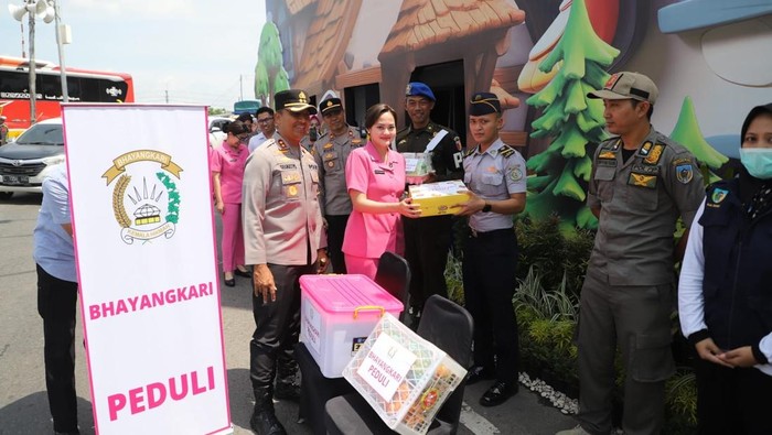 Momen Natal, Kapolres Kediri dan Istri Tinjau Pospam Nataru Beri Bingkisan