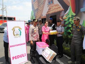 Momen Natal, Kapolres Kediri dan Istri Tinjau Pospam Nataru Beri Bingkisan