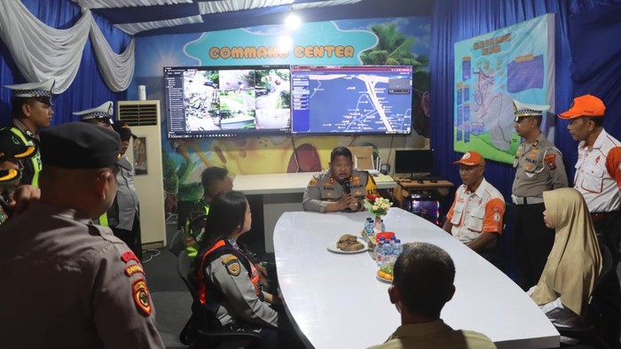 Kapolres Pasuruan AKBP Jazuli Dani Iriawan meninjau Pos Pelayanan (Posyan) Nataru di Taman Dayu, Pandaan