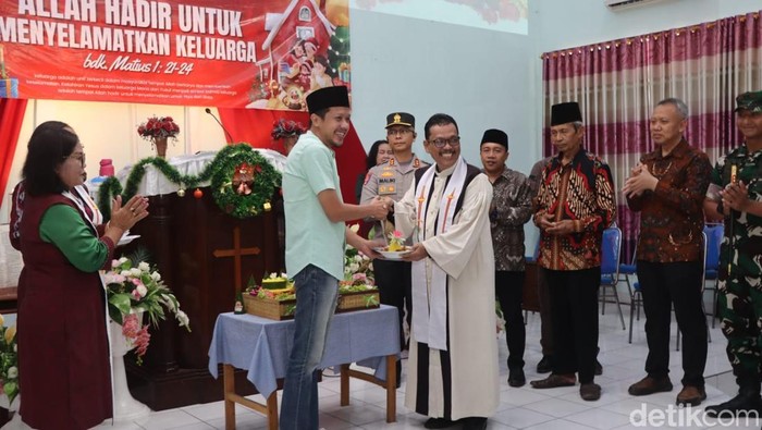 Kapolres-Wabup Trenggalek Keliling Gereja, Pastikan Natal Aman dan Lancar