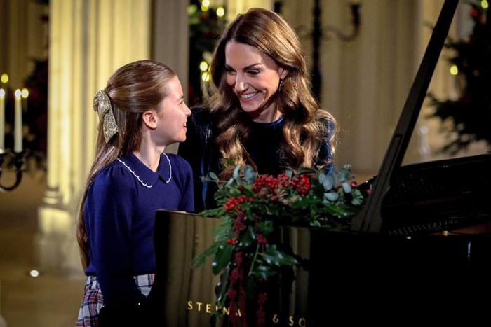 Kate Middleton dan Putri Charlotte Duet Main Piano