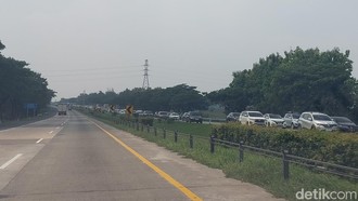 Tol Cipali Arah Timur Padat Sejak KM 188, Antrean Kendaraan Capai 8 Km