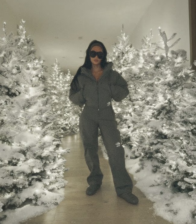 Bahkan, dekorasi ini juga dimanfaatkan Kim sebagai latar pemotretan koleksi musim dingin terbaru SKIMS hasil kolaborasinya dengan The North Face. “Siap ke lereng salju dengan koleksi @thenorthface x @skims,” tulisnya dalam keterangan foto, sambil memamerkan jaket, celana, dan sarung tangan musim dingin. Foto: dok. Instagram @kimkardashian