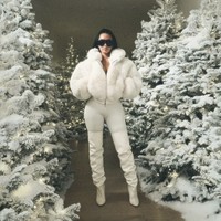 Potret Rumah Kim Kardashian yang Dihiasi 100 Pohon Natal, Tuai Kontrovers