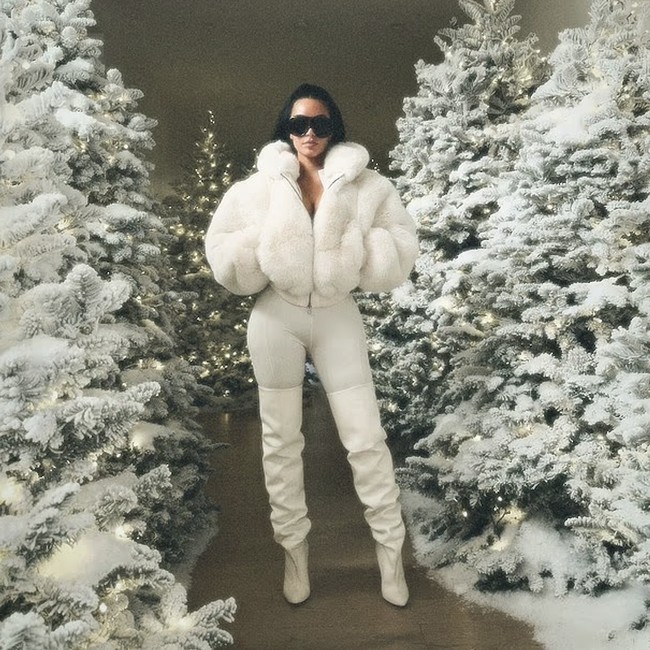 Potret Rumah Kim Kardashian yang Dihiasi 100 Pohon Natal, Tuai Kontrovers