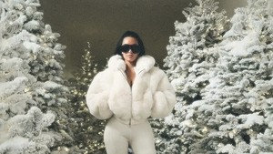 Potret Rumah Kim Kardashian yang Dihiasi 100 Pohon Natal, Tuai Kontrovers