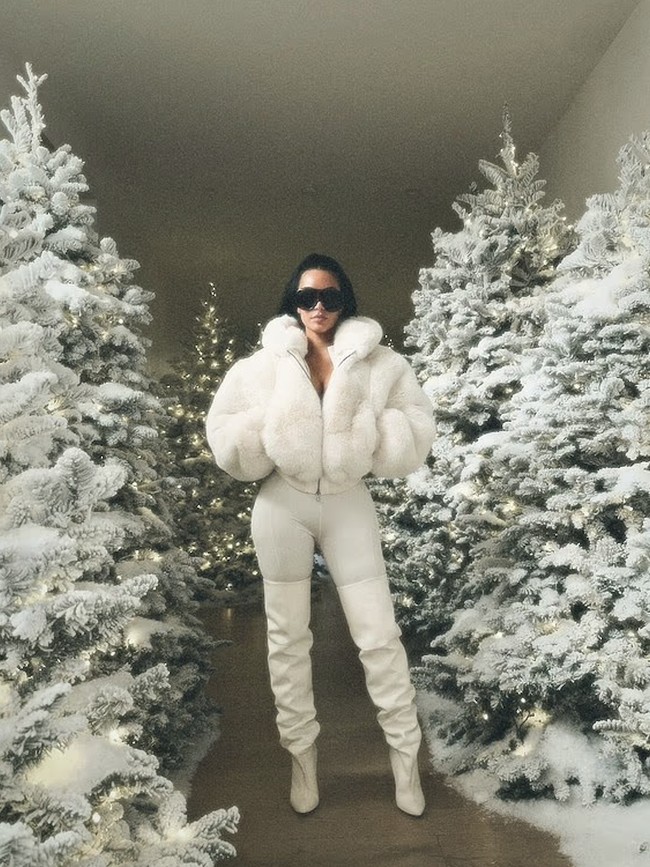 Potret Rumah Kim Kardashian yang Dihiasi 100 Pohon Natal, Tuai Kontrovers
