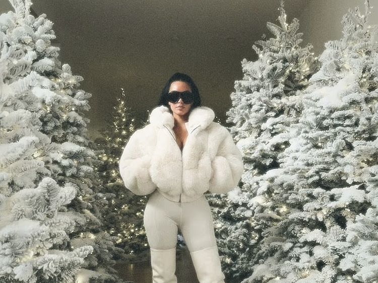 Potret Rumah Kim Kardashian yang Dihiasi 100 Pohon Natal, Tuai Kontrovers